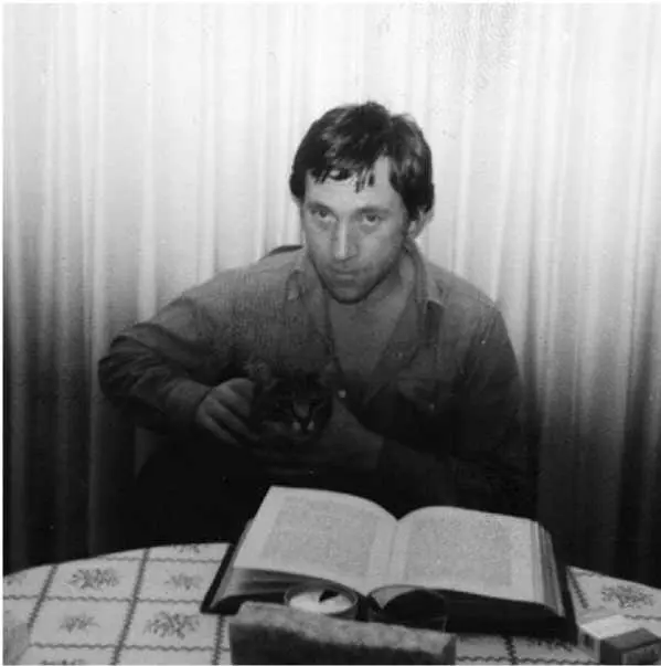 США 1976 год Не нравился мне век и люди в нем Не нравились и я зарылся - фото 63