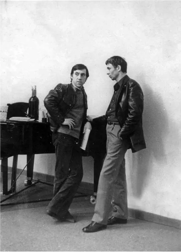 Владимир Высоцкии и Олег Даль 1974 г Его песни поднимали упавший дух людей - фото 71