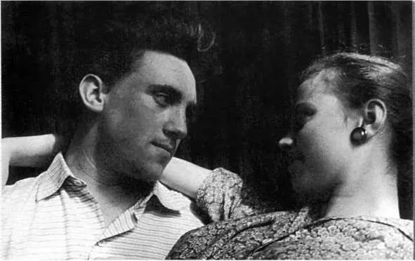 Владимир Высоцкий с первой женой Изольдой Жуковой Москва 1960 г Окончила - фото 77