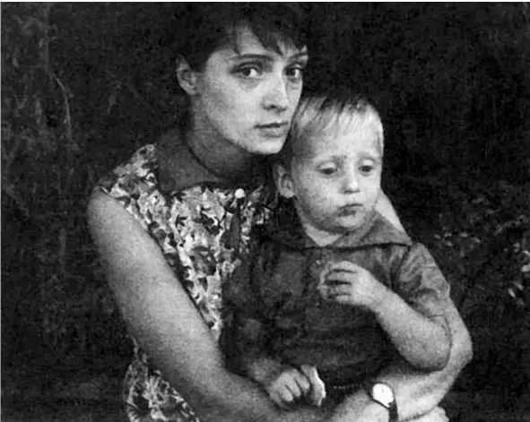 Людмила Абрамова с сыном Никитой Людмила Владимировна была преданной и - фото 80