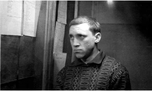 Владимир Высоцкий перед доской приказов Театр им Пушкина Май 1962 г Первое - фото 94