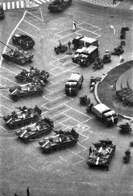 Советские танки Т55 с полосами вторжения Чехословакия 1968 О том в каком - фото 7