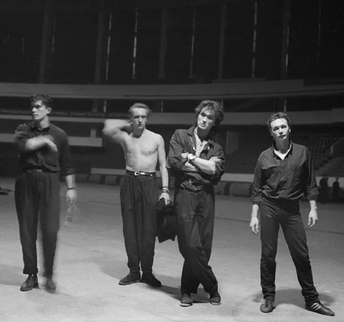 Группа КИНО после концерта в СКК Ленинград май 1990 года Фото Валерий - фото 58