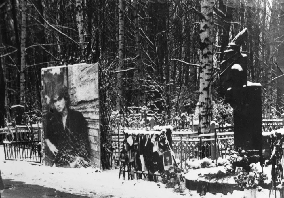 Могила Виктора Цоя Богословское кладбище Зима 1992 года Из архива Наталии - фото 104