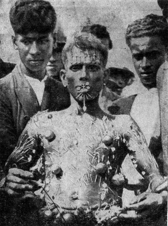 Рис 91 У некоторых молодых мужчин язык пронзен спицами а в грудь воткнуты - фото 5