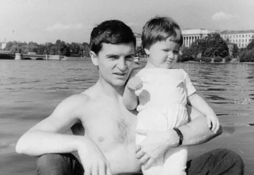 А вот уже примерно в 196465 г я в Питере со своею дочерью Ольчиком А - фото 39