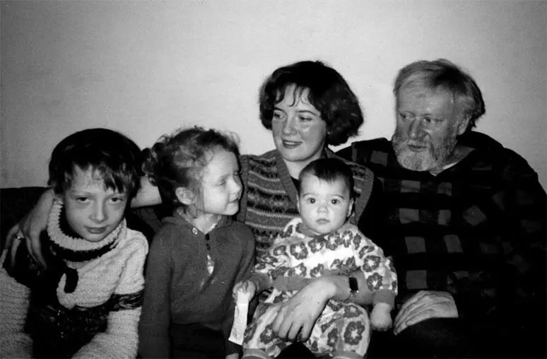 Кир Булычев с моими дочерьми Олей и Настей и внуками Митей и Любой Мы - фото 9