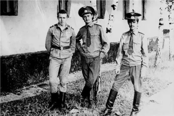 1985 год Слева направо младший сержант Шайхуллин старший лейтенант Бронников - фото 21