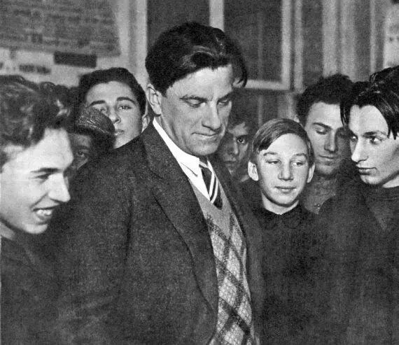 ВВ Маяковский среди молодежи на выставке 20 лет работы Москва февраль 1930 - фото 27