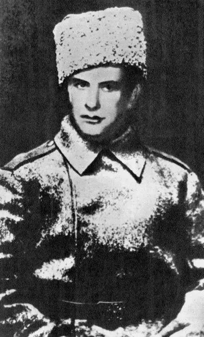 В Маяковский Петроград 1916 г Вплотную встал военный ужас Пошел - фото 33