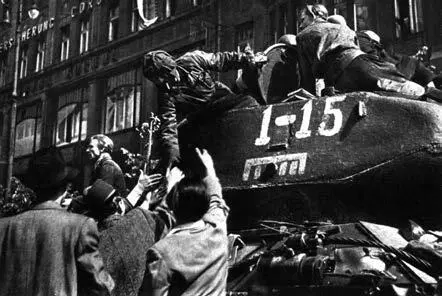 Фотографии к главе 4 Прага май 1945 и 23 года спустя Прага 21 августа 1968 - фото 17