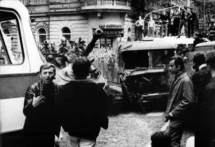 Фотографии к главе 4 Прага май 1945 и 23 года спустя Прага 21 августа 1968 - фото 18