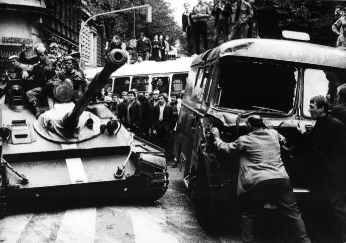 Фотографии к главе 4 Прага май 1945 и 23 года спустя Прага 21 августа 1968 - фото 19