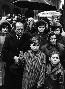 Фотографии к главе 10 Прага 22 августа 1968 Подавленность населения после - фото 54