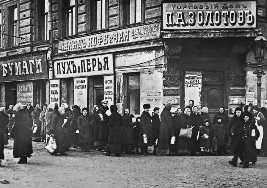 Жители Петрограда стоят в очереди у продовольственного магазина во время - фото 99