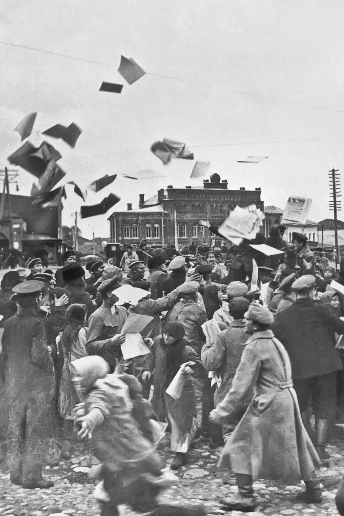 Агитаторы разбрасывают листовки у Дома Советов Вязьма 1917 г МИА Россия - фото 237