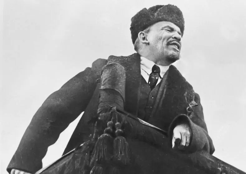 В И Ленин произносит речь с трибуны на Красной площади в день празднования - фото 243