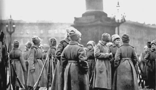 Женский батальон на Дворцовой площади Осень 1917 г Но Собрание продолжило - фото 245