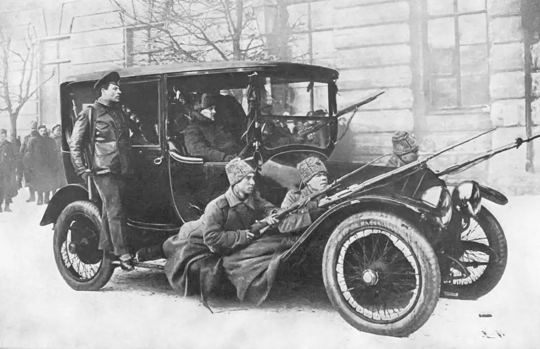 Революционные солдаты 1917 г Повторюсь это большевиков не трогало По улицам - фото 251
