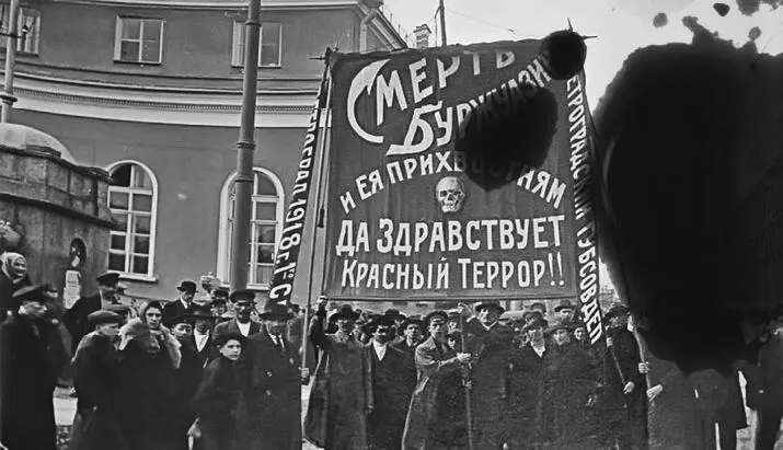 Демонстрация Раскопки одной из братских могил у здания харьковской ЧК - фото 279