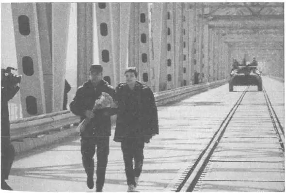 Командующий 40й армией Герой Советского Союза генерал Борис ромов был - фото 3