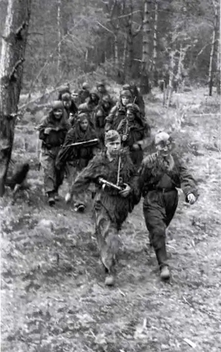 Разведгруппа возвращается с боевого задания Западный фронт 1942 год - фото 38