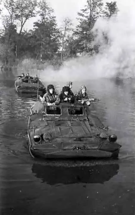Разведгруппа на БРДМ форсирует водную преграду на учениях 1962 год - фото 54
