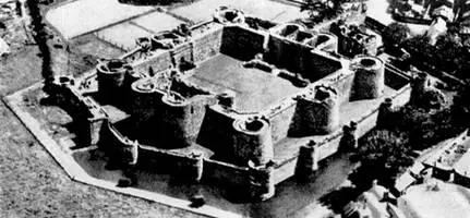 179 Крепость Бомари XIII в Северная Франция 180 Донжон замка Гайяр - фото 173