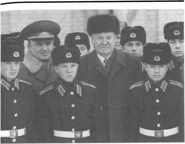 Февраль 1994 года Президент Б Ельцин вместе с министром обороны П Грачевым - фото 17