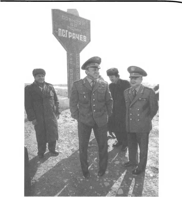 Таджикистан 1994 год Министр обороны РФ генерал армии П Грачев прибыв на - фото 18