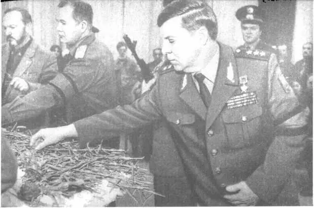 Январь 1995 года Москва прощается с погибшим в Чечне корреспондентом Красной - фото 24