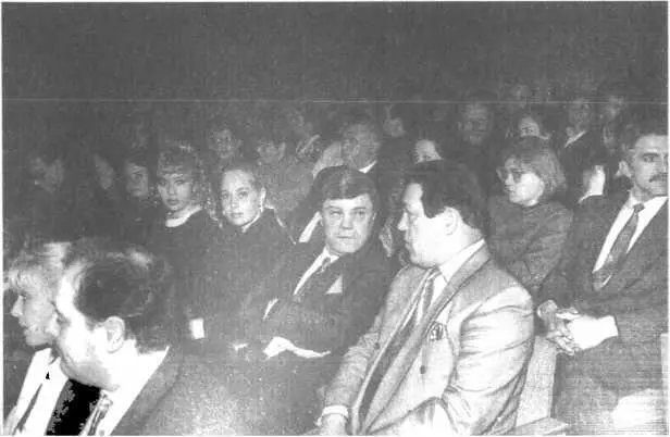 Апрель 1994 года Борис Громов рядом с Иосифом Кобзоном в Государственном - фото 25