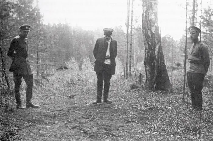 Следователь НА Соколов осматривает одно из кострищ рудника Шахта 7 около - фото 43