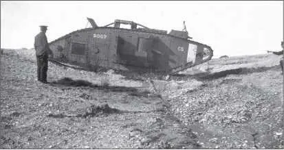 Осмотр танка Mk V самец в Центральных мастерских На июль 1918 г Танковый - фото 340