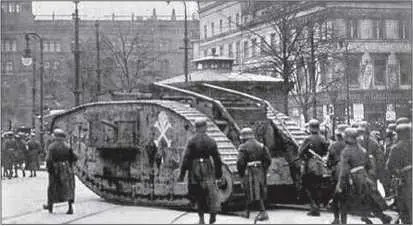 Трофейный танк Mk IVсамка поддерживает действия контрреволюционного - фото 215