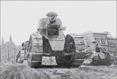 Парад на Красной площади 7 ноября 1924 г На первом плане танк Рено FT - фото 246