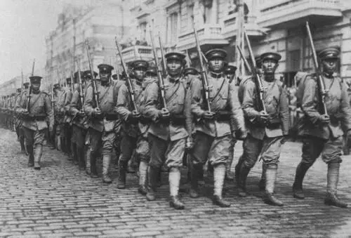 Японская пехота марширует по улицам Владивостока Молодой симпатичный товарищ - фото 28