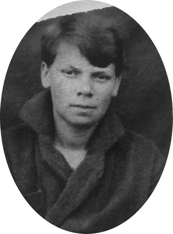 Молодой симпатичный товарищ из Центра агент Леонид Возможно именно так - фото 29