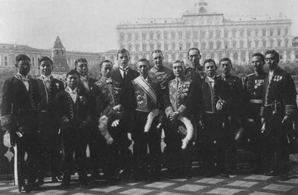 Дипломаты из состава первого посольства Японии в СССР 1925 г Из архива МИД - фото 32