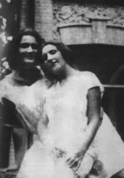 Мариам Цын слева и ее сестра Вера Конец 1920х гг Фото из японского - фото 35