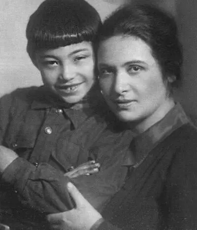 Мариам Цын с сыном ВивойИз архива семьи Ким Старший оперуполномоченный КРО - фото 45