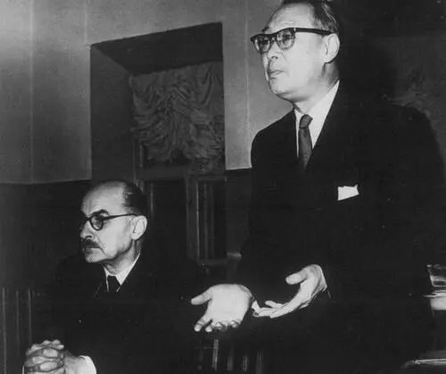 P Н Ким с академиком Н И Конрадом Из архива семьи Ким Книга из серии - фото 51