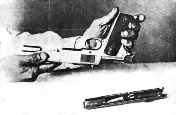 Рис 11 7 Вынуть задний стержень возвратной пружины из кожухазатворарис - фото 11