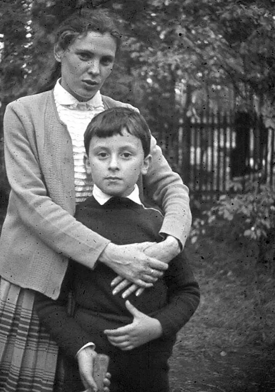 Г Габай с сыном 1970 И Габай с сыном Лето 1972 На могиле И Габая в Баку - фото 16
