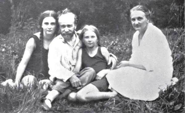 Слева направо Татьяна Альфредовна Бем Альфред Людвигович Бем Ирина - фото 226