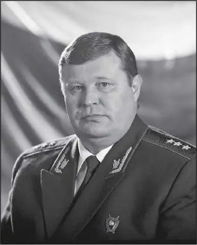 Карьера Родился 25 февраля 1953 года в городе НиколаевскнаАмуре - фото 189