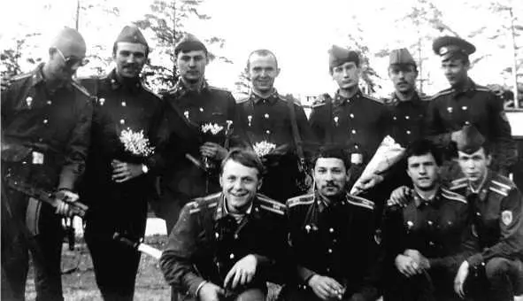 Стоят слева направо Скирта Гринь Бронников Зайков Бледных Рачкевич - фото 33