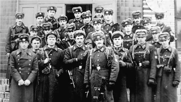 2й взвод 1980 гвВ первом ряду крайний слева ст лейтенант Баландин Старший - фото 39