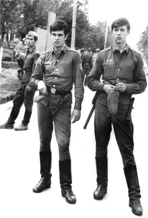 Курсанты 1го взвода 1981 гв Костин слева и Качанов Когда он мне - фото 43