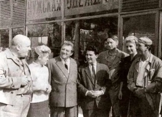 С коллегами В перерыве съемок картины Дайте жалобную книгу 1964 г - фото 59